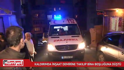 Kaldırımda inşaat demirine takılıp bina boşluğuna düştü
