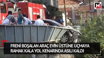 Freni boşalan araç evin üstüne uçmaya ramak kala yol kenarında asılı kaldı