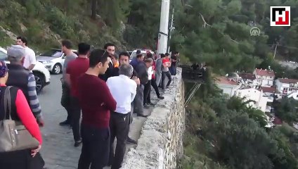 Sürücünün el frenini çekmeden park ettiği minibüs uçuruma düştü