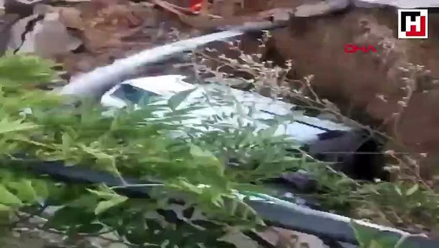 İzmir’in Torbalı ilçesinde, yol kenarındaki istinat duvarı çöktü