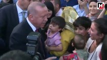 Cumhurbaşkanı Erdoğan, Sultanahmet'te vatandaşlarla selamlaştı