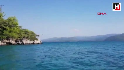 Turistlerin arasında denize inen bir uçak şaşkınlık yarattı