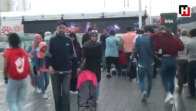 Taksim'de vatandaşlar yağmura hazırlıksız yakalandı