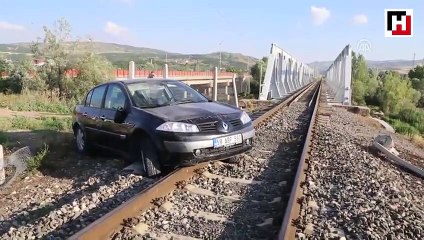 Raybüsün otomobile çarpması son anda önlendi