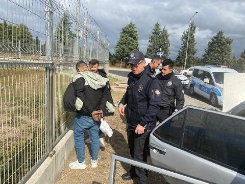 Son dakika haber: POLİSTEN KAÇARKEN KAZA YAPTIKLARI ARAÇTAN UYUŞTURUCU ÇIKTI