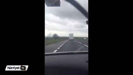 Rüzgar kamyonu devirdi