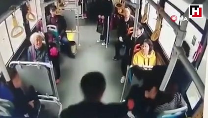 Kendisine yer vermeyen kadının kucağına oturup tokat attı