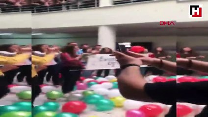 Kanseri yenen öğretmenlerini okulda sevgi gösterileriyle karşıladılar