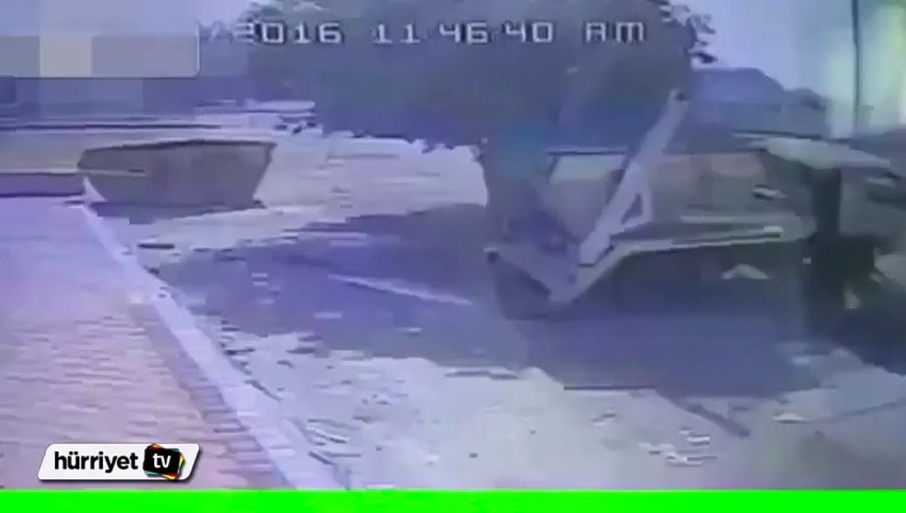 Yol kamyonu yuttu