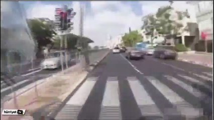 Sürücünün kamerası çarptığı araçtan çıktı