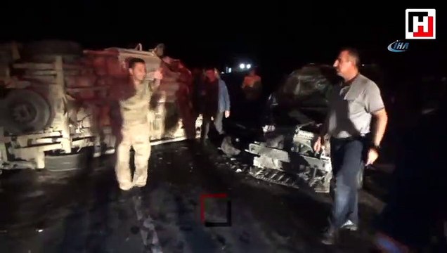 Midyat'ta yolcu minibüsü ile hafif ticari araç çarpıştı