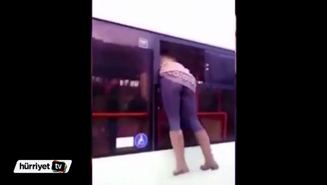 Bilet parasını ödememek için otobüsün camından kaçtı