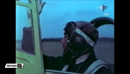 Nazım Hikmet’in Sovyet Birliği’nde uçak gösterisini izlediği görüntü