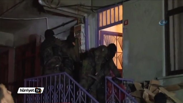 Polisleri hırsız sanınca ‘imdat polis’ diye balkona fırladı