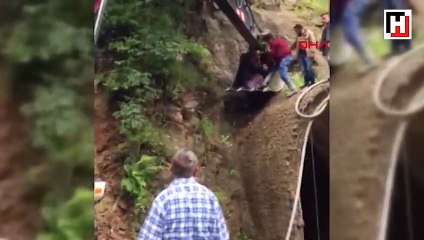 Mahsur kalan kadını kepçe kurtardı