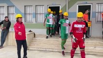 Futbolcular maden işçileri anısına sahaya baretle çıktı