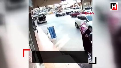 Kendisini tehlikeye atıp kız çocuğunu ezilmekten kurtardı