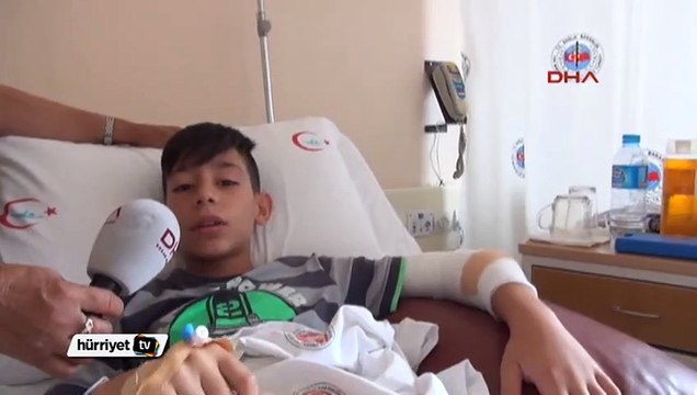 Kapı kolu öğrencinin koluna saplandı