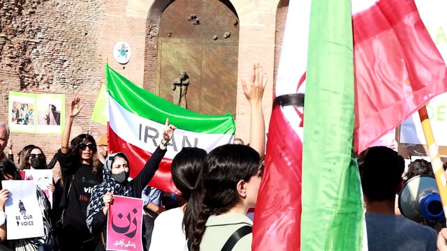 Roma, la comunità iraniana scende in piazza: Stanchi di vivere in una prigione chiamata Iran