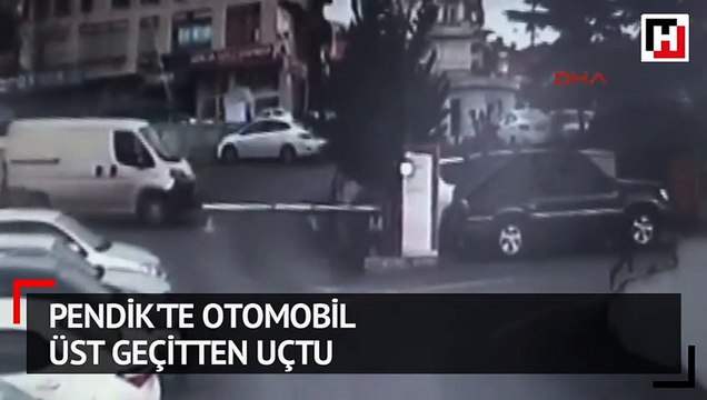 Pendik'te otomobil üst geçitten uçtu