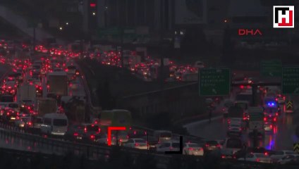 2017'nin son mesaisi bitti! İstanbul trafiği felç oldu