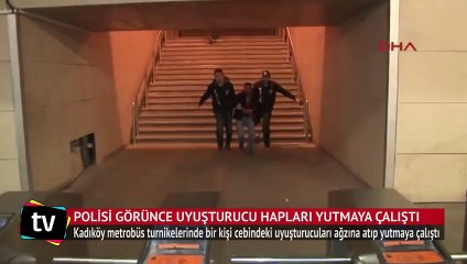 Polisi görünce cebindeki uyuşturucuları yutmaya çalıştı