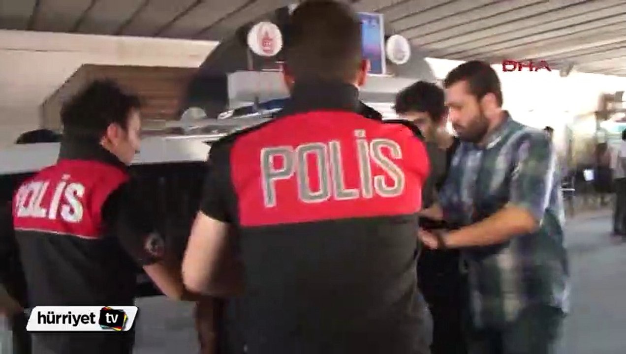 Uzunçayır metrobüs durağı çıkışında silahlı 2 kişi yakalandı