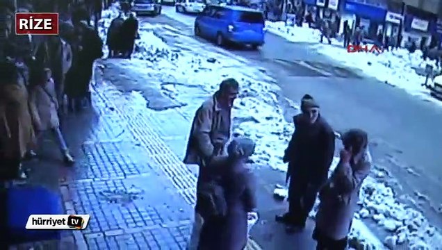 Çatıdan düşen kar kütleleri dehşet saçtı