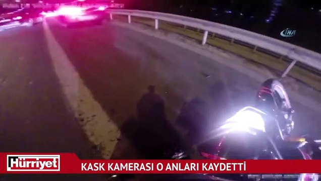 Motosikletin emniyet şeridindeki duran araca çarpma anı kamerada