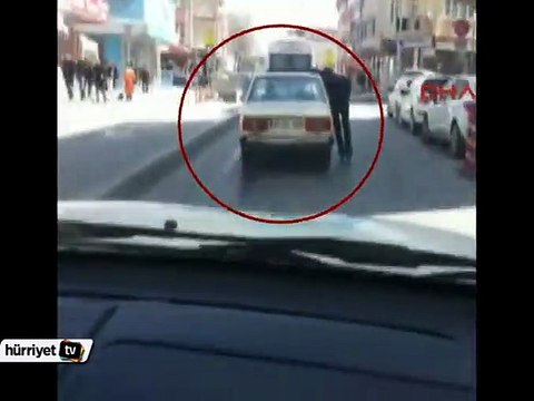 Patenli gencin otomobile tutunarak tehlikeli yolculuğu
