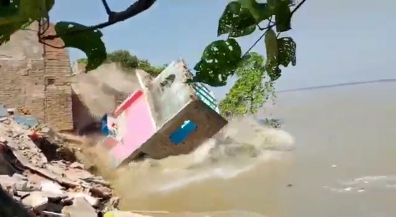ফের মুর্শিদাবাদে গঙ্গার গ্রাসে পড়ল তিনতলাবাড়ি...