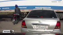 Motosikletli TIR'ın altında kalıyordu