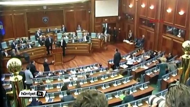 Kosova başbakanını mecliste yumurta yağmuruna tuttular...