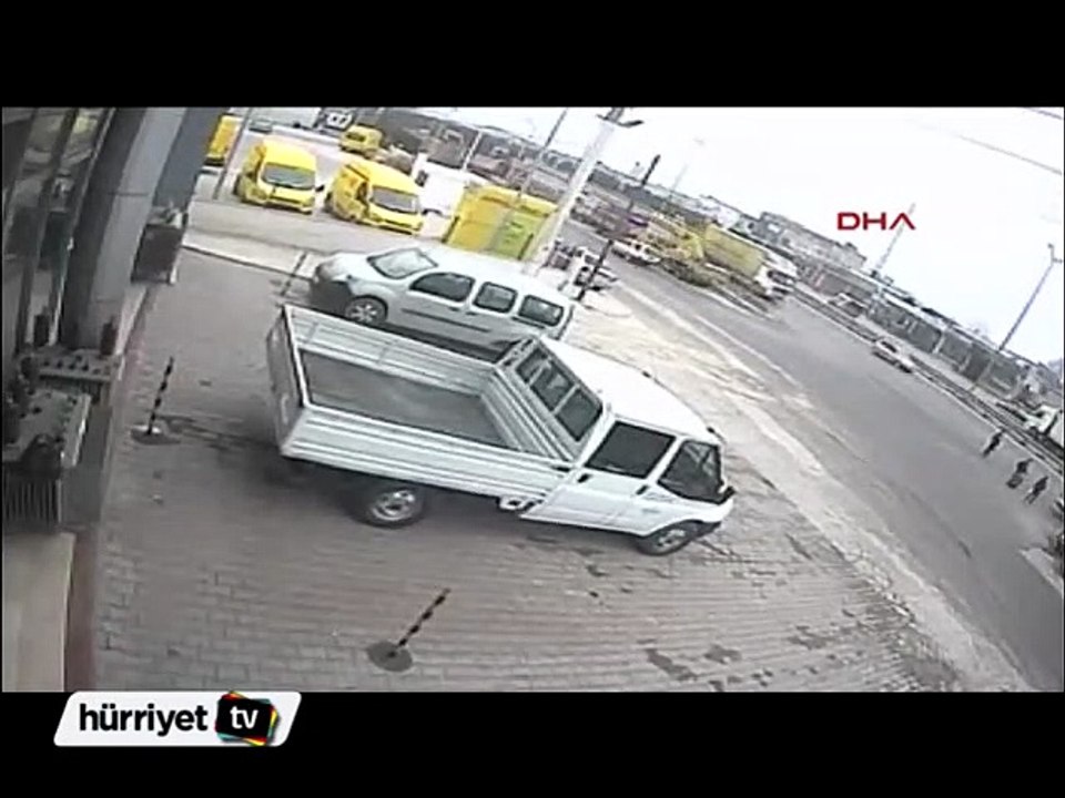 Kargo merkezinin önünde ölümden son anda böyle kurtuldu