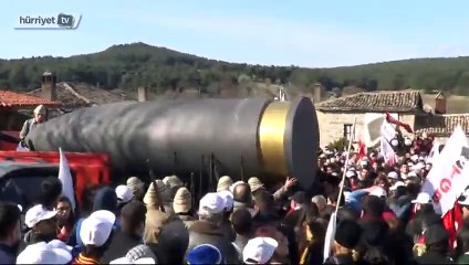 Seyit Onbaşı'nın taşıdığı 2 metrelik top mermisiyle yürüdüler