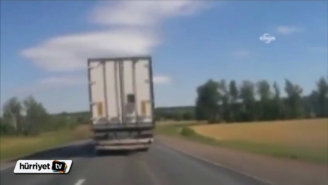 Hatalı sollama TIR'ı devirdi