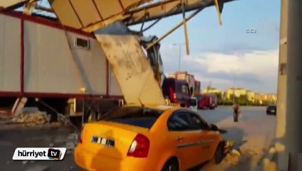 Kamyon üst geçide çarptı