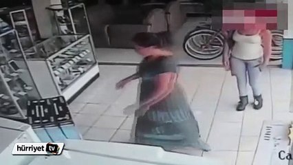 Genç kadın televizyonu eteğinin altında gizleyerek çaldı