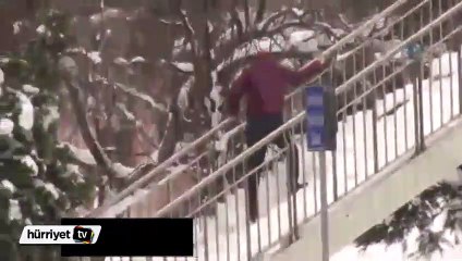 Üst geçitten inmeye çalışan vatandaşların zor anları