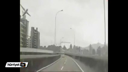 Tayvan'da uçak nehre düştü!