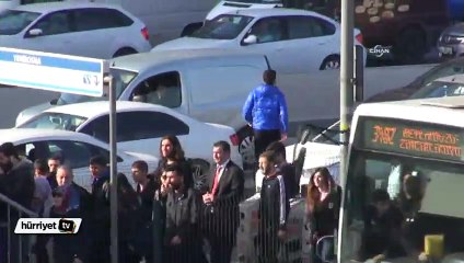 Metrobüs yoğunluğu üst geçidi kilitledi