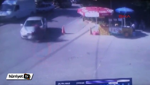 Motosiklet ile otomobilin çarpışma anı kamerada