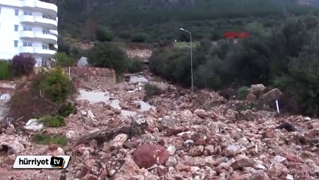 Kaş'ta yağmur suları şelale olup aktı