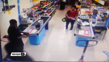 Marketi soymaya geldi tüfeğini çalışanlara kaptırdı