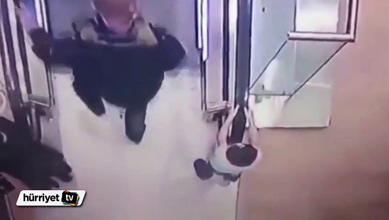 Yürüyen merdivene kapılan küçük kız az daha ölüyordu