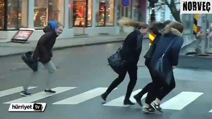 Norveç’teki vatandaşların sert rüzgarla imtihanı