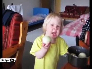 Soğan yiyen sevimli kız