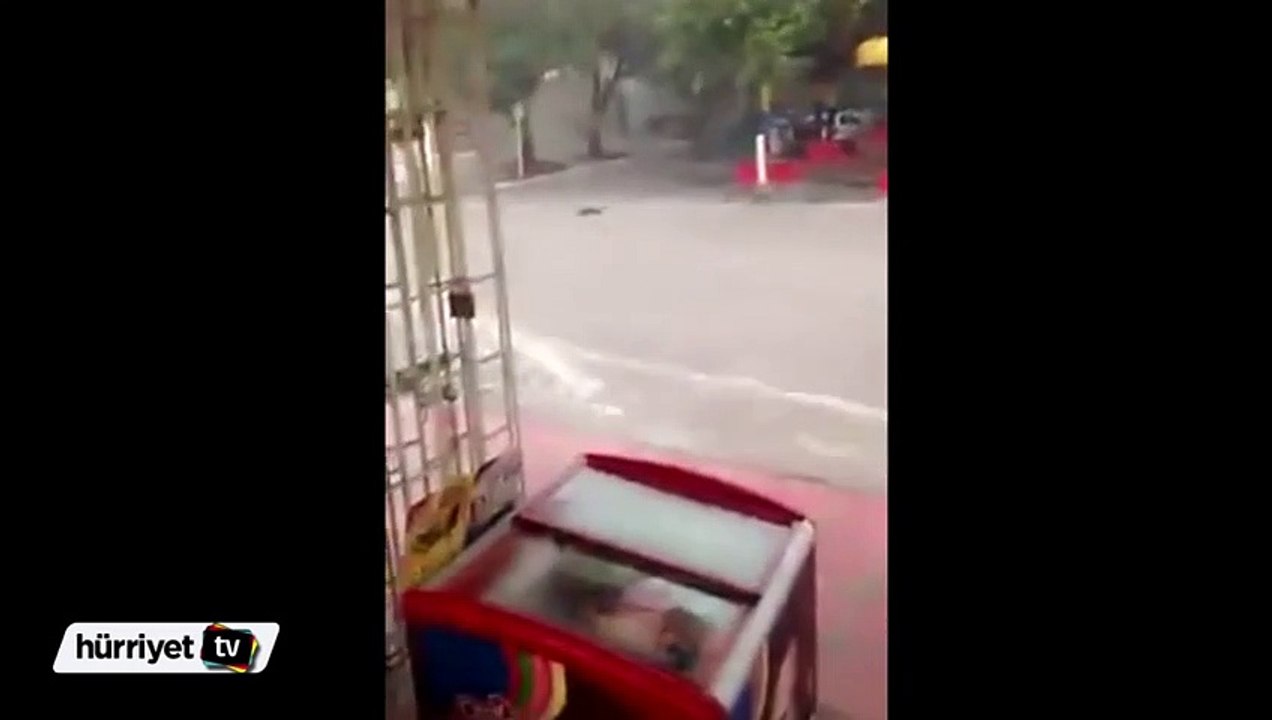 Genç kızın sel surlarına kapıldığı an amatör ka...