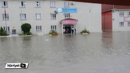 İnegöl'de öğrenciler okulda mahsur kaldı