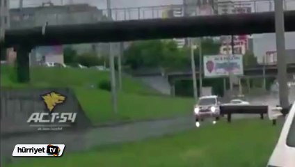 Porsche duvara çarpıp havada takla atarak parçalandı